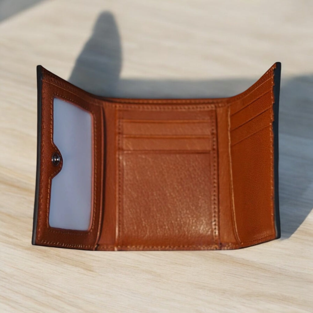 Porte-feuille noir Maison La Reine ouvert montrant les compartiments intérieurs