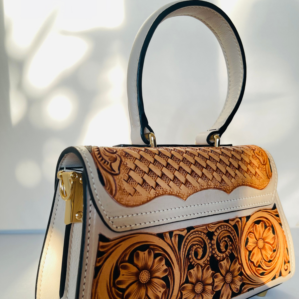 Sac Sabine beige en cuir gravé, vue de dos – Maison La Reine