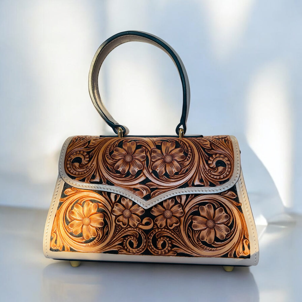 Sac Sabine beige en cuir gravé floral, vue de face – Maison La Reine