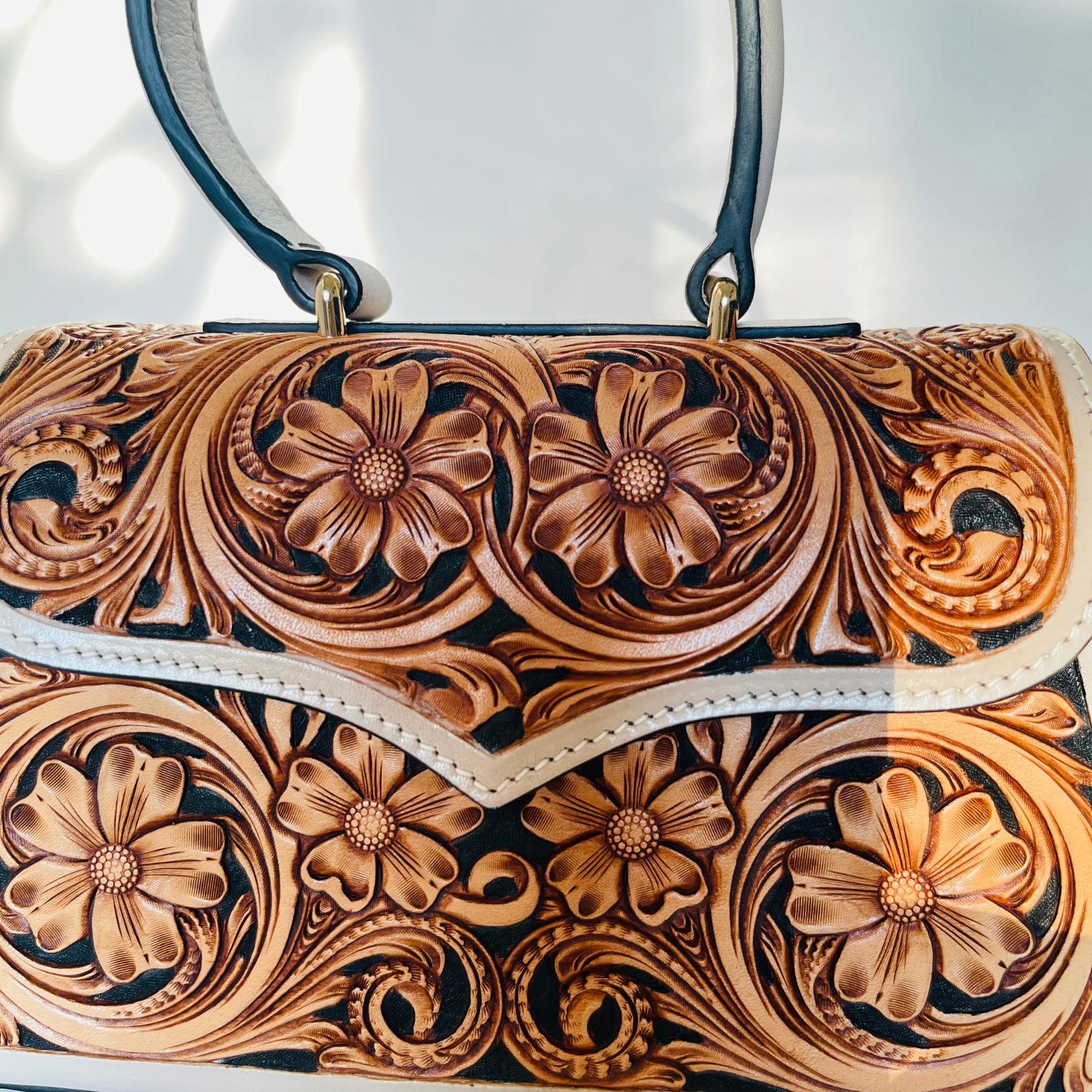 Sac Sabine beige en cuir embossé florale, vue de face zoom détail – Maison La Reine