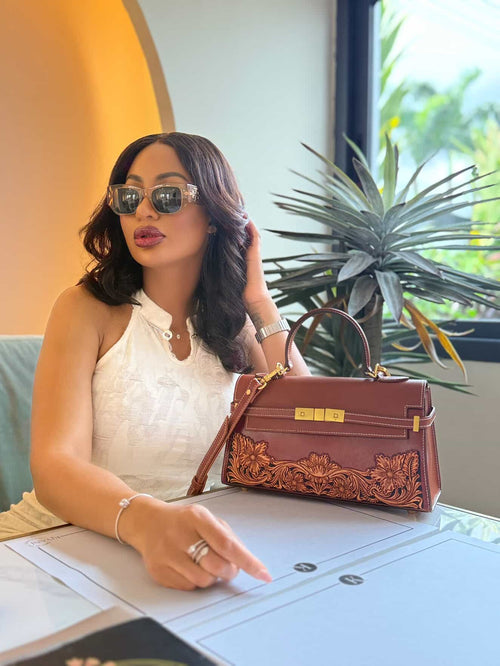 Sac Agathe marron clair en cuir gravé – avec un modele– Maison La Reine