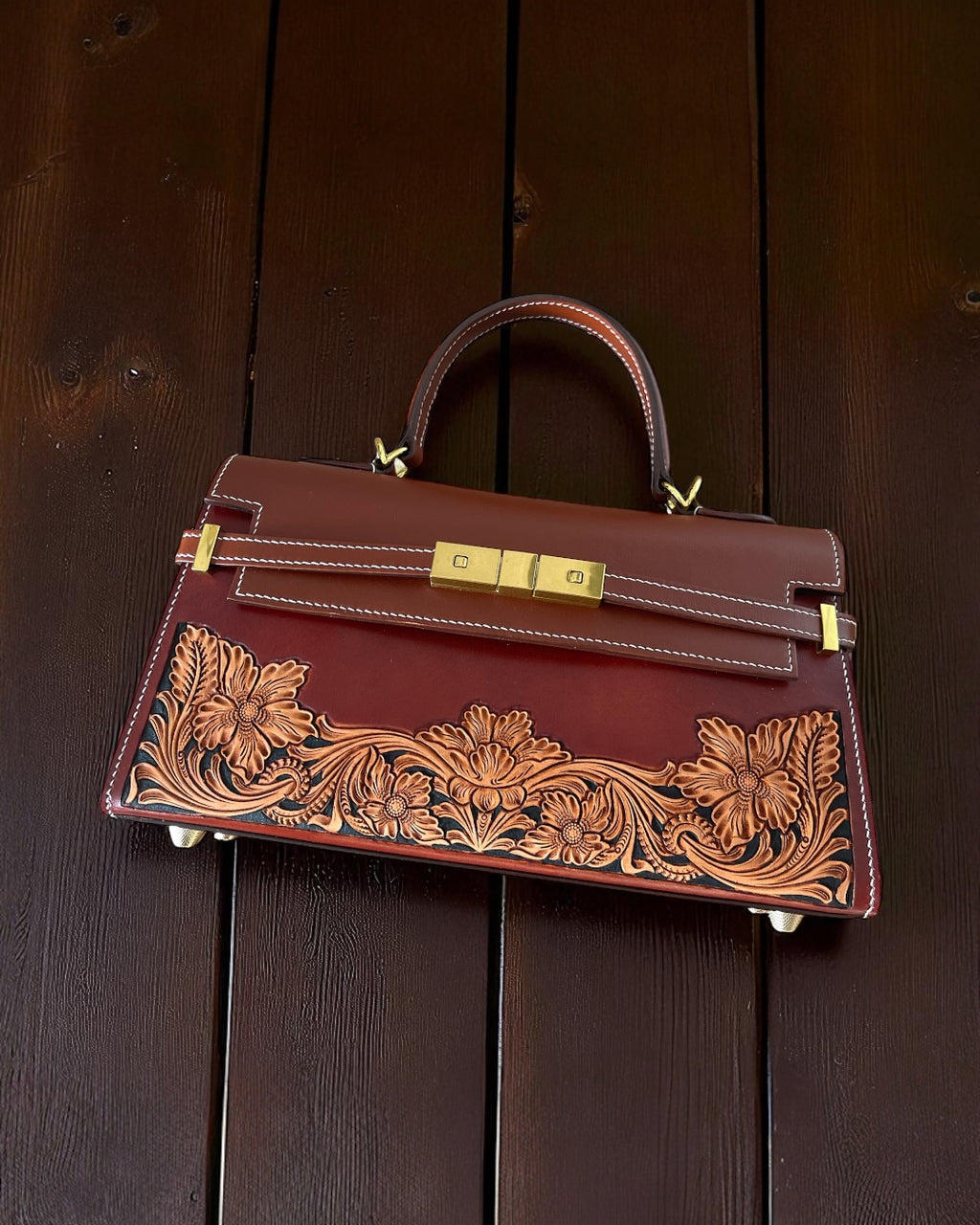 Sac Agathe marron foncé en cuir gravé – vue de face en lumière tamisée – Maison La Reine