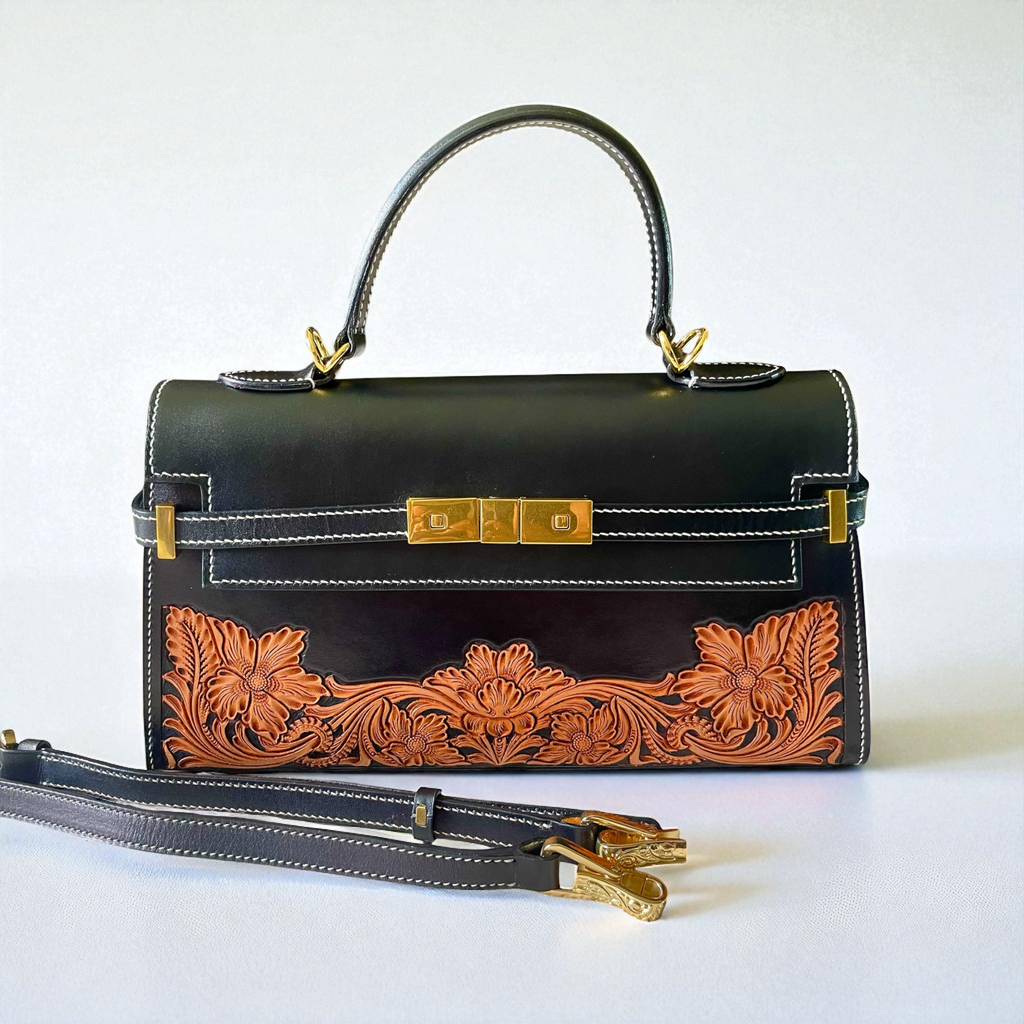 Sac Agathe noir en cuir gravé – vue de face avec une bandouliere– Maison La Reine