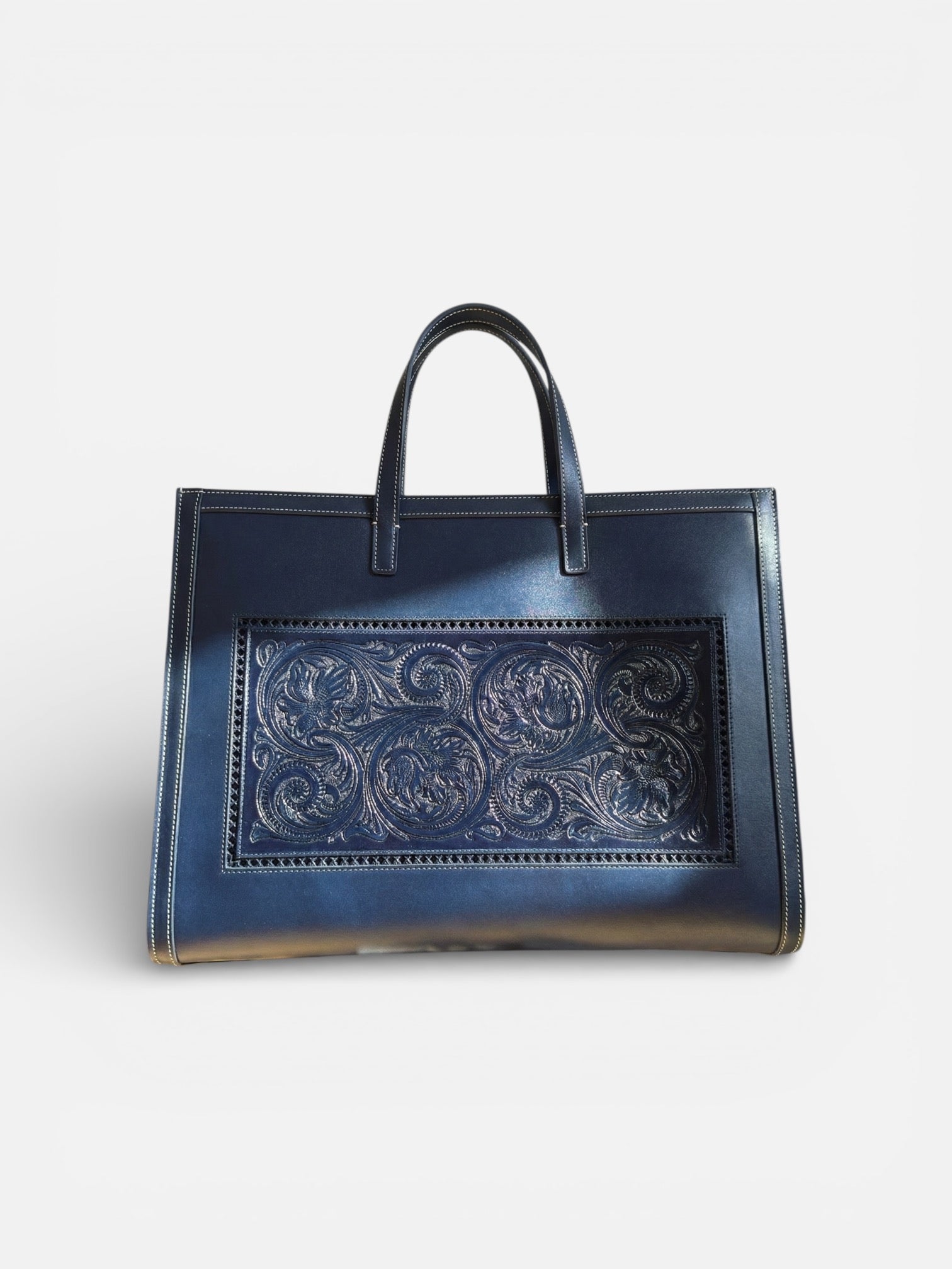 Sac FLORENCE bleu en cuir sculpté et brodé à la main avec motifs floraux de face