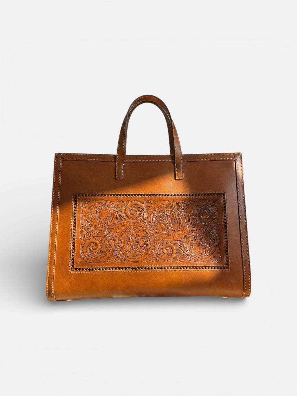 Sac FLORENCE camel en cuir sculpté et brodé à la main avec motifs floraux de face