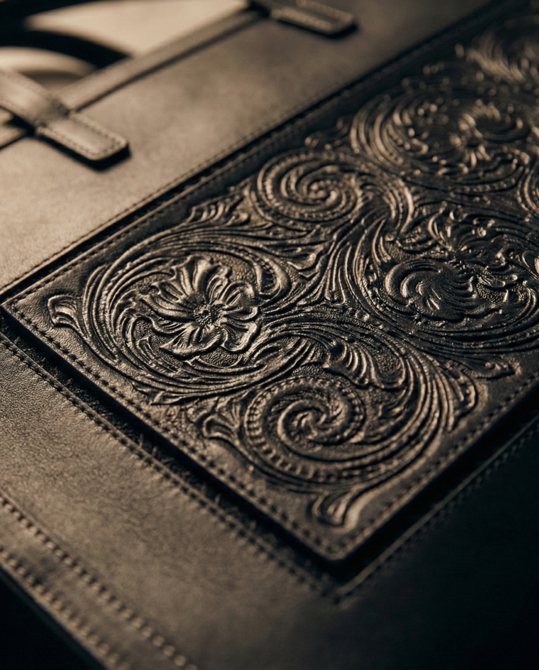 Sac FLORENCE noir gros plan sur la broderie et la gravure