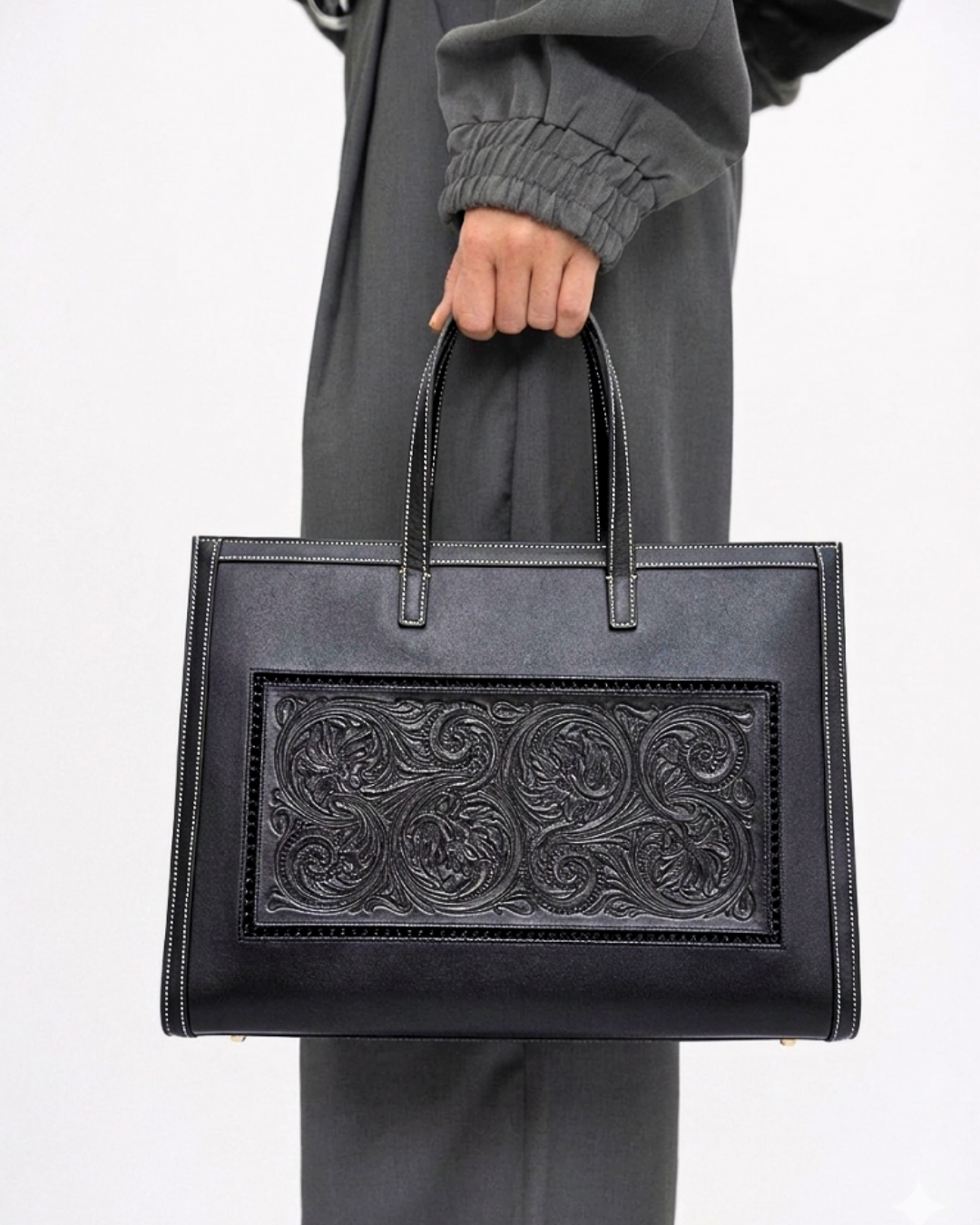 Sac FLORENCE noir en cuir sculpté et brodé à la main avec motifs floraux vue porté de face par un model