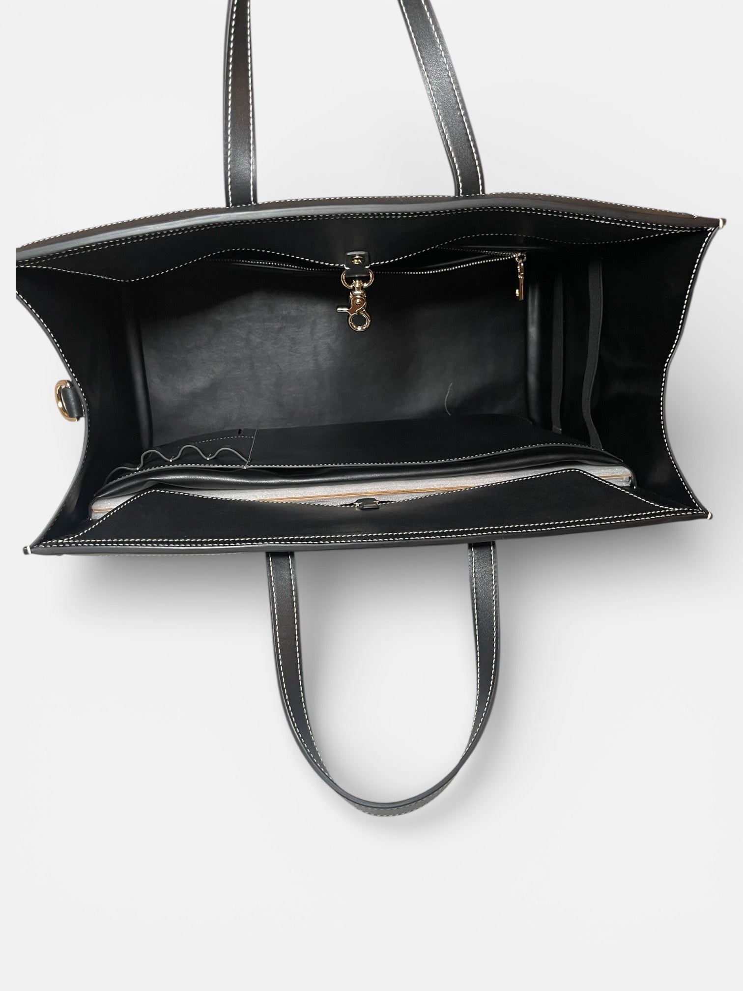 Intérieur du sac FLORENCE en cuir noir avec doublure élégante