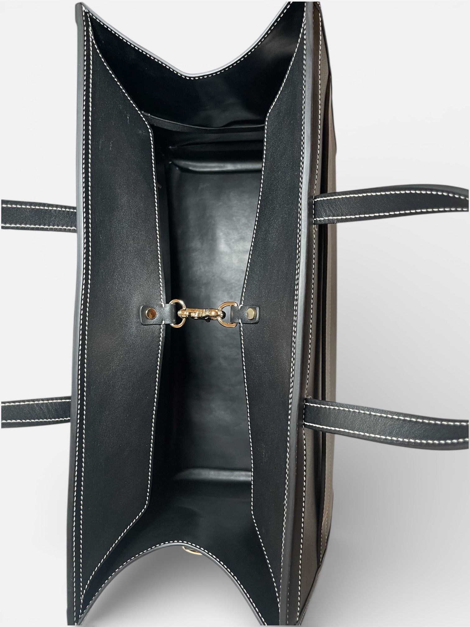 Intérieur du sac FLORENCE en cuir noir avec fermeture crochet