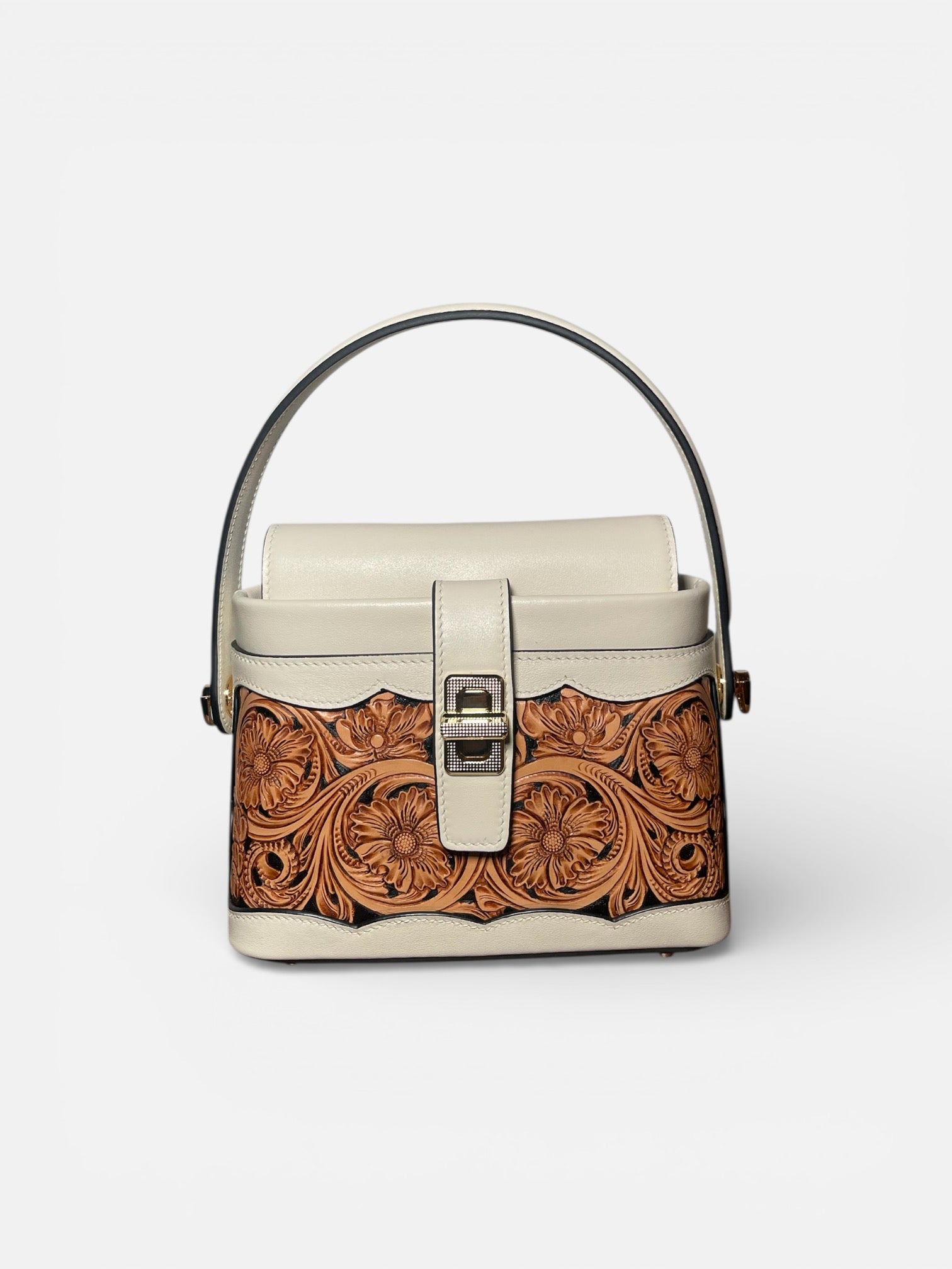 Sac ZURI blanc en cuir sculpté à la main avec motifs floraux vue de face