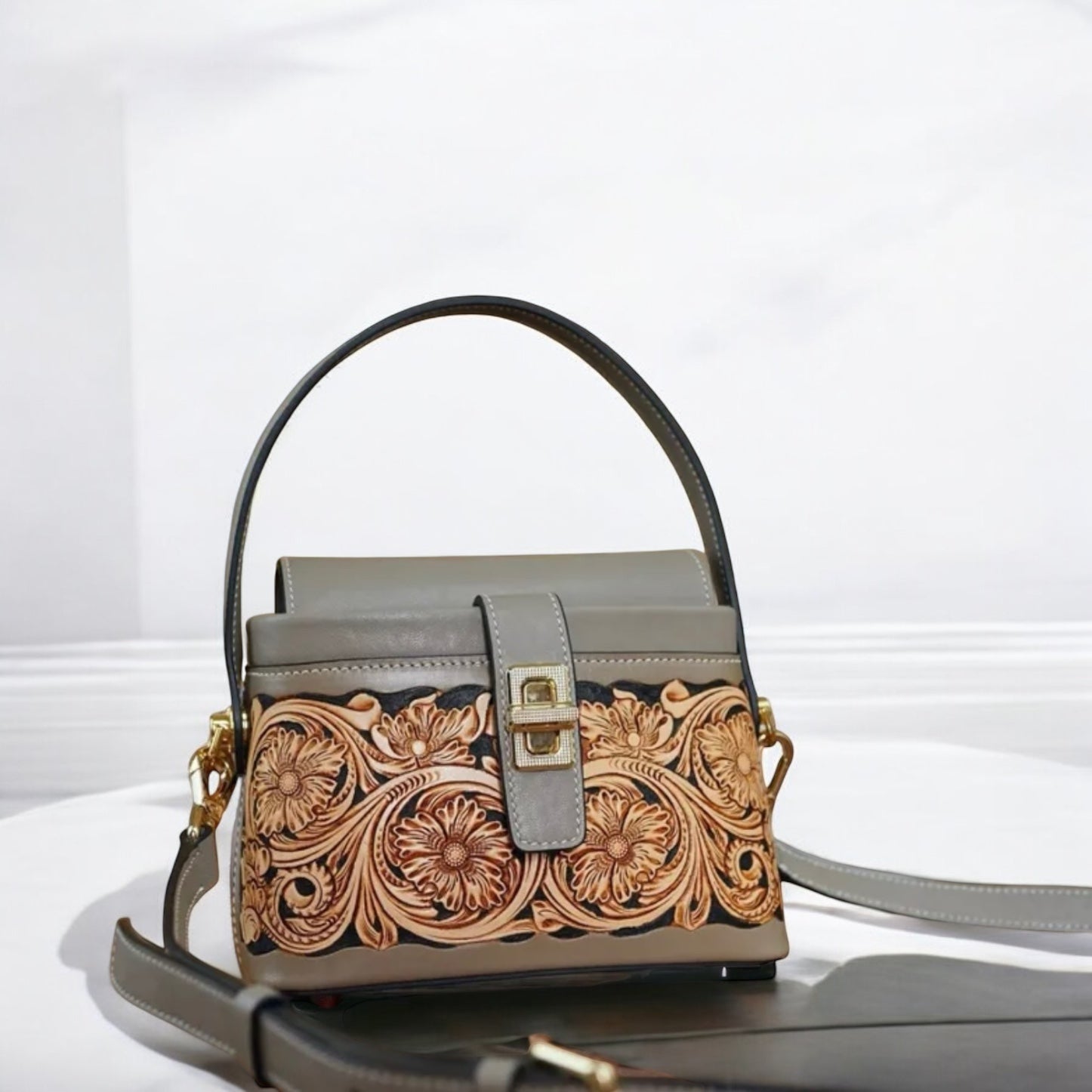 Sac ZURI gris en cuir sculpté à la main avec motifs floraux vue de face