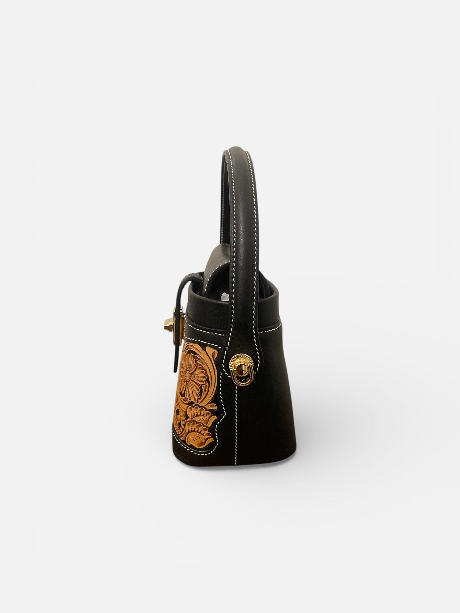 Profil du sac ZURI en cuir noir avec finitions dorées