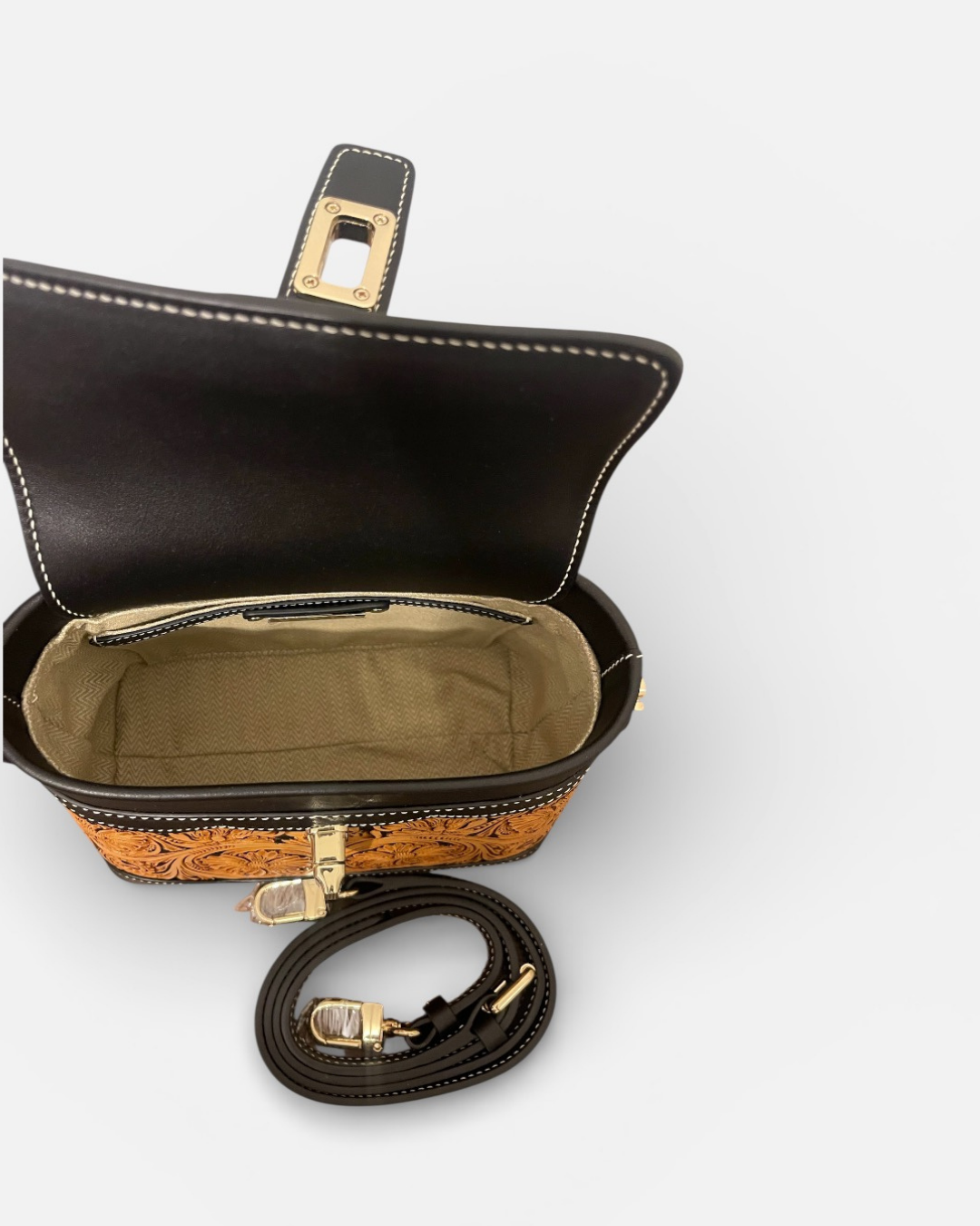 Intérieur du sac ZURI en cuir noir avec doublure tissu élégante et sa bandoulière