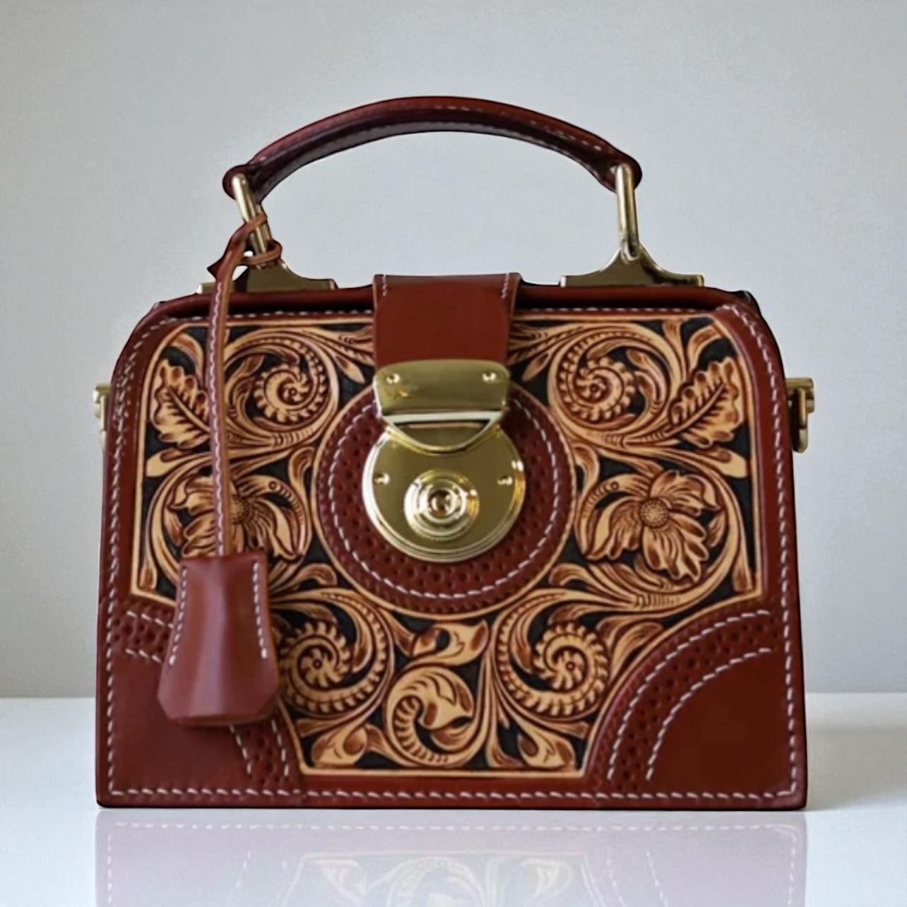 Sac Wassia marron – modèle docteur en cuir gravé à la main –vue de face- Maison La Reine