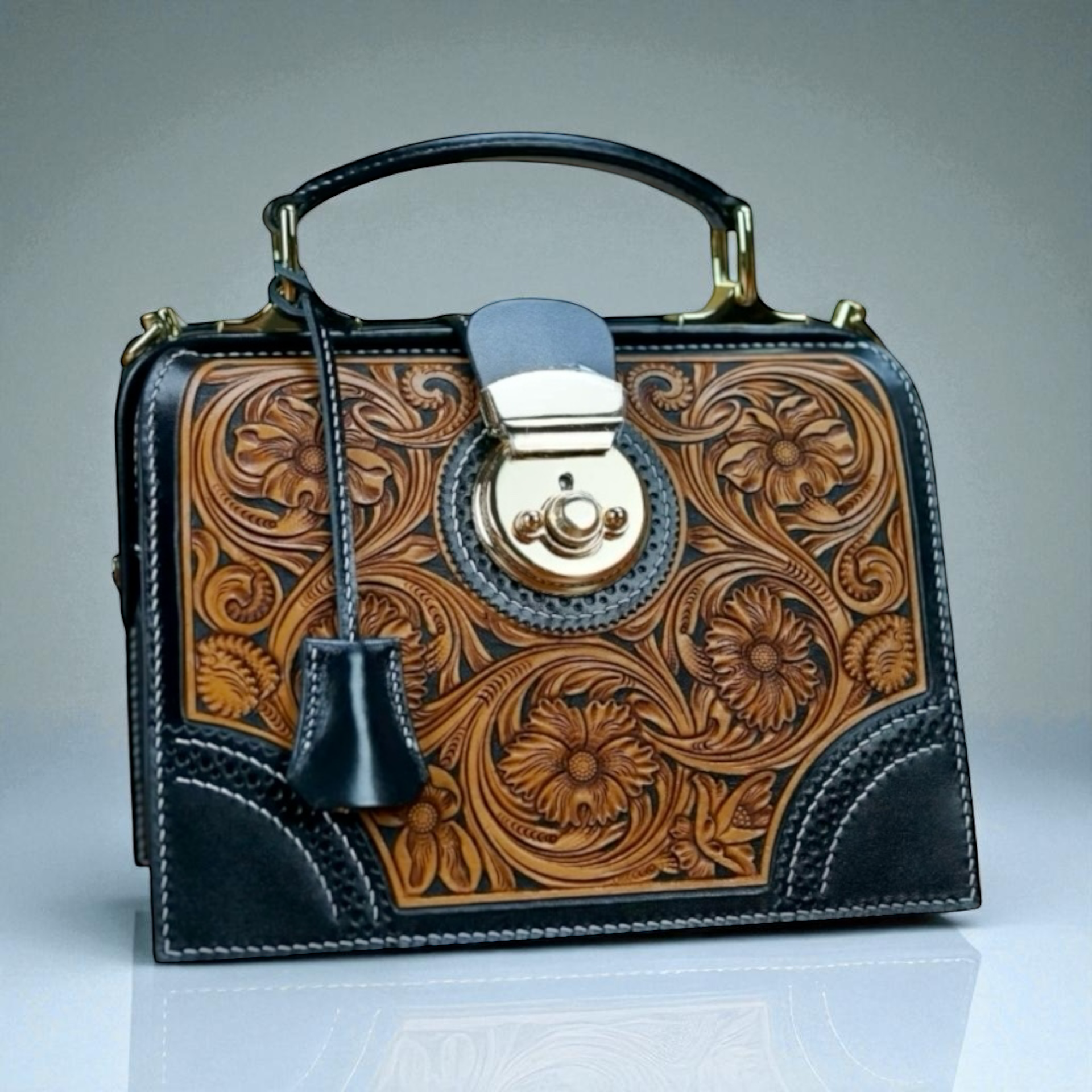 Sac Wassia noir en cuir sculpté marron modèle docteur vue de face– Maison La Reine