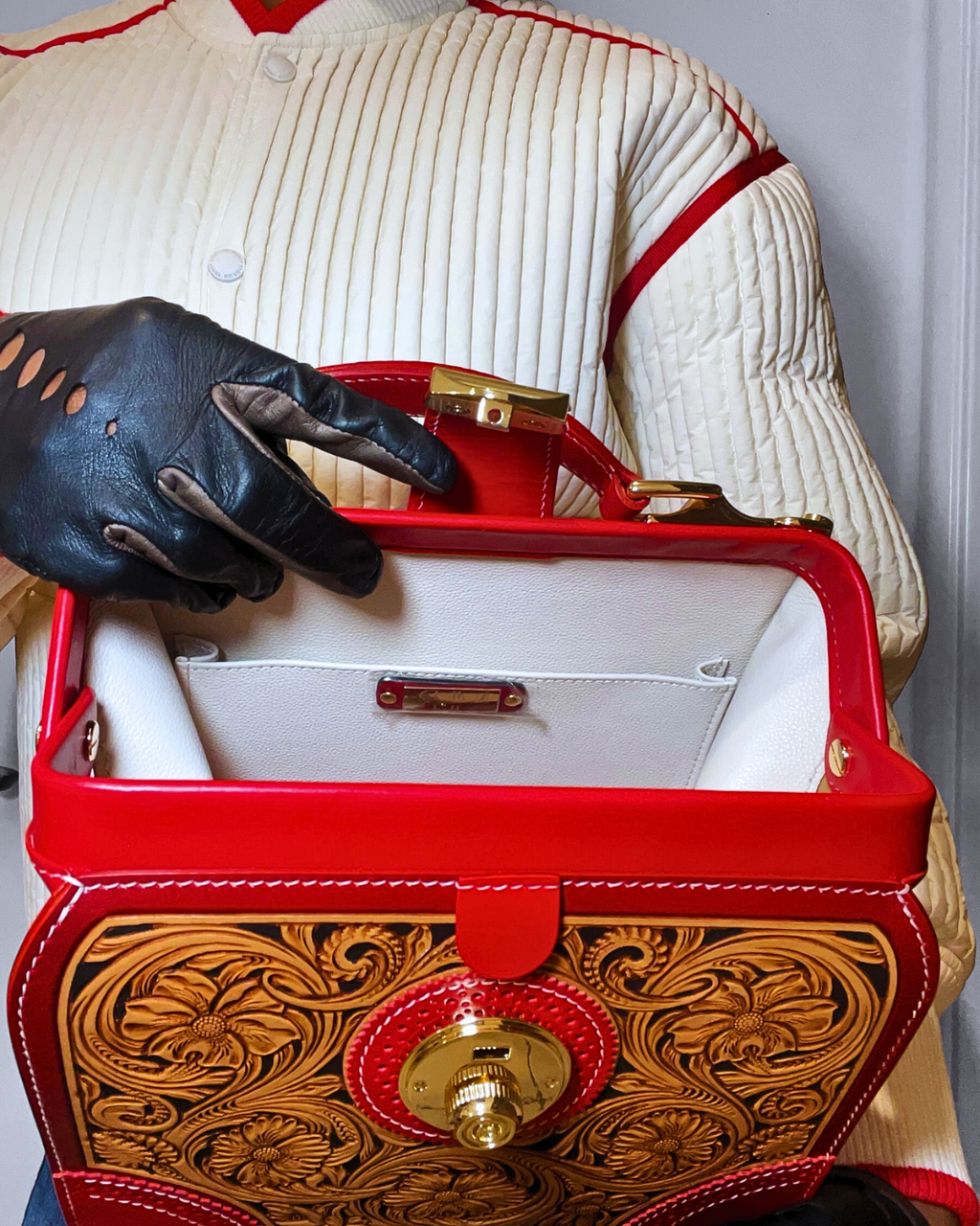 Intérieur du sac Wassia rouge – compartiments et doublure textile – Maison La Reine