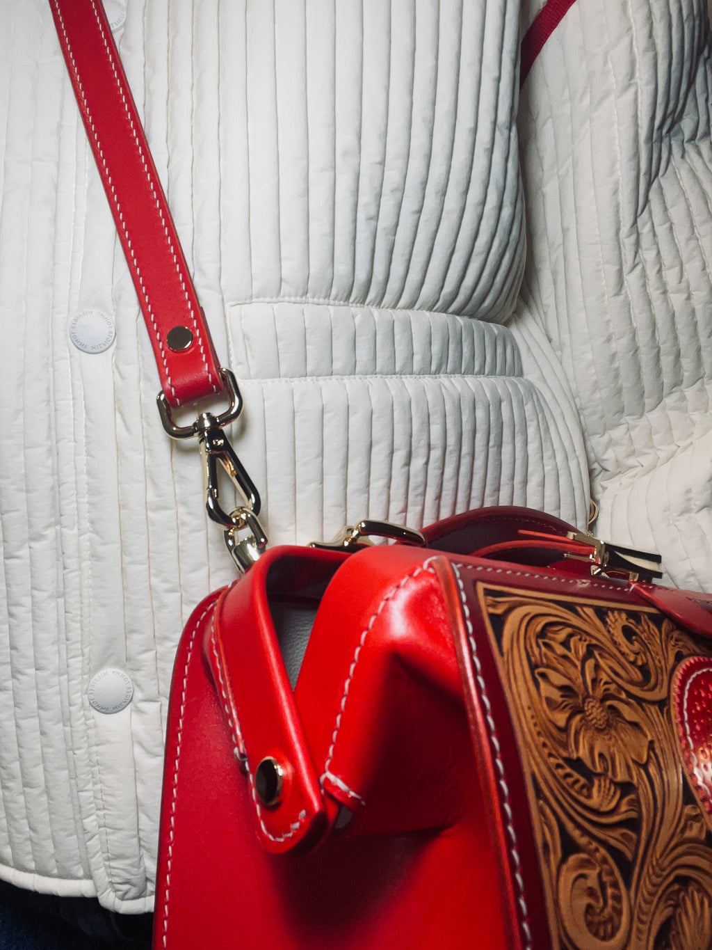 Sac Wassia rouge porté à l’épaule vue zoom profil– cuir sculpté baroque – Maison La Reine