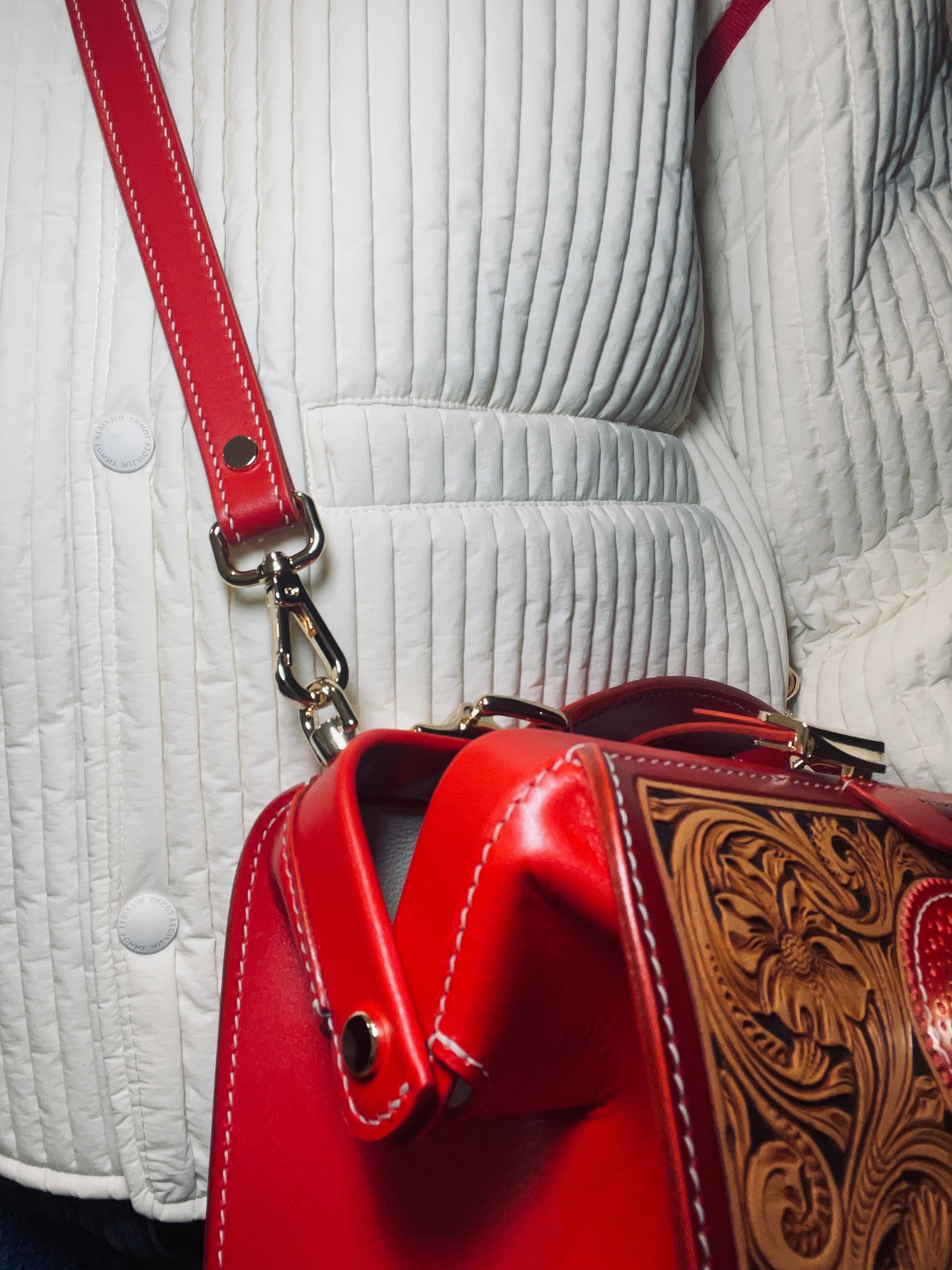 Sac Wassia rouge porté à l’épaule vue zoom profil– cuir sculpté baroque – Maison La Reine