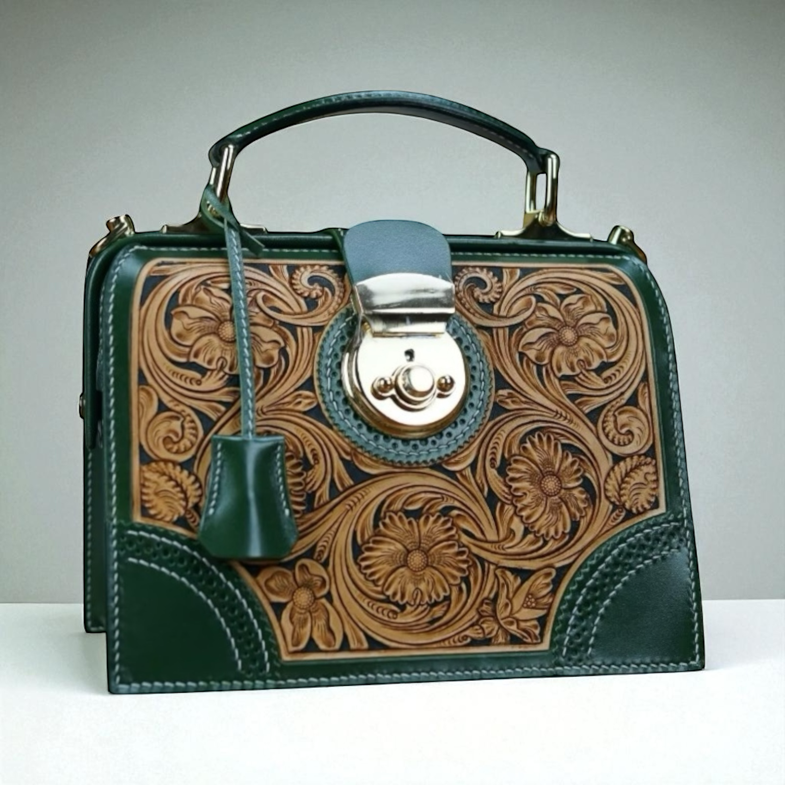 Wassia vert posé de face détails du cuir sculpté artisanal – Maison La Reine