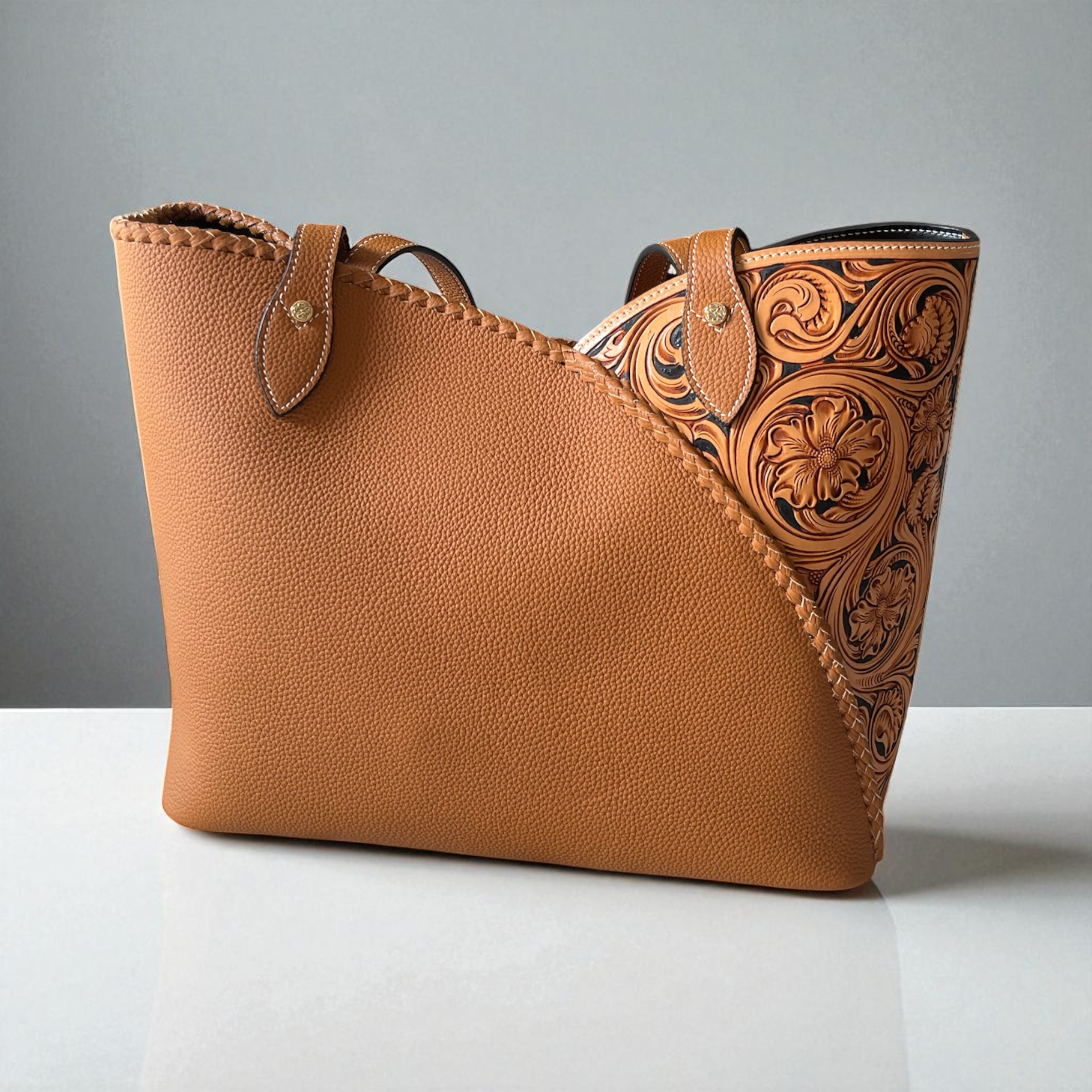 Sac cabas Nayla caramel avec motif floral gravé detail – Maison La Reine