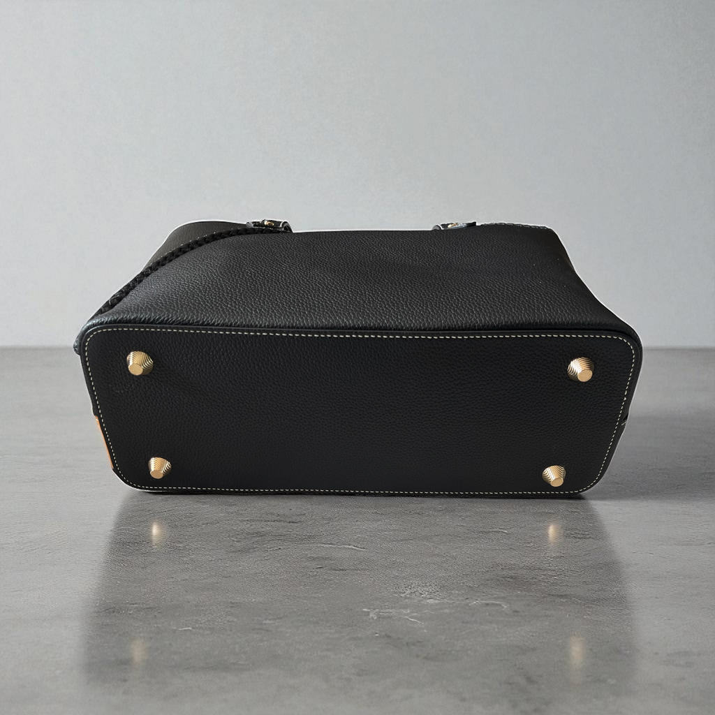 Vue dessous Base renforcée du sac Nayla avec pieds dorés – Maison La Reine