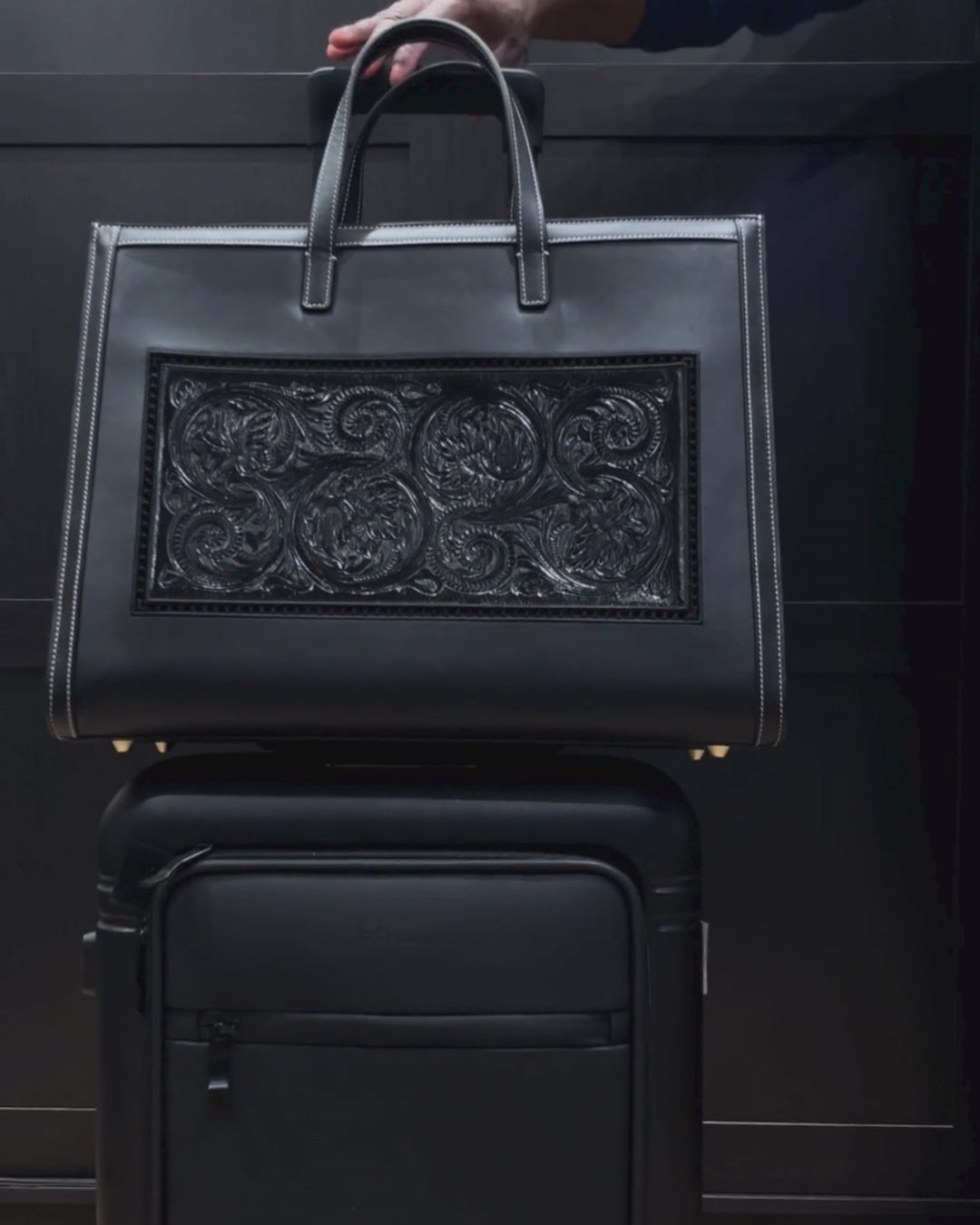Video du Sac FLORENCE NOIR vue 360 posé sur une valise 